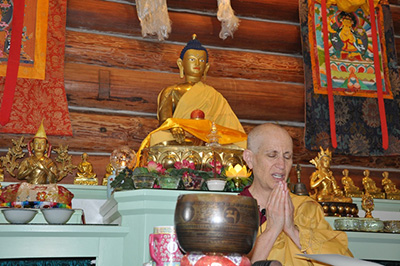 Представьте, что сострадание Ченрези исцеляет и преображает умы всех существ, что страдают.